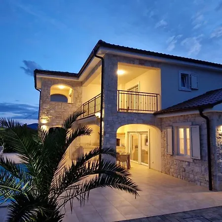 Martina S Bazenom,5 Soba Villa