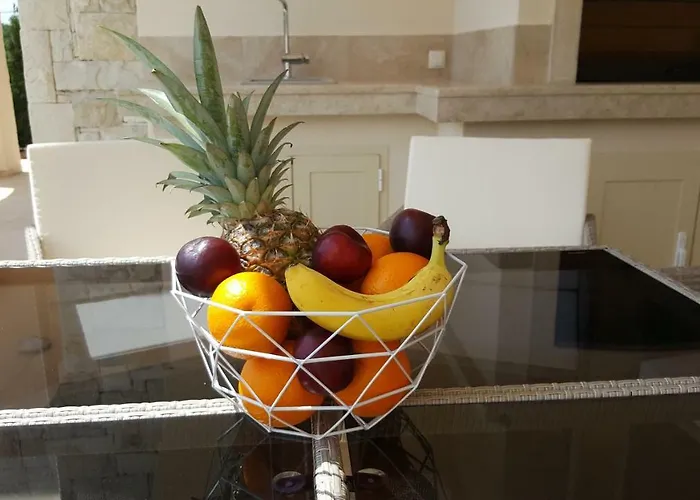 Martina S Bazenom,5 Soba * Pinezići