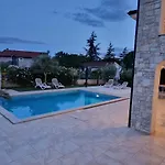 Martina S Bazenom,5 Soba * Pinezići
