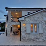 Martina S Bazenom,5 Soba Villa *