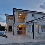 Villa Martina S Bazenom,5 Soba *