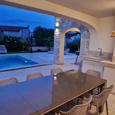 Martina S Bazenom,5 Soba Villa Pinezići